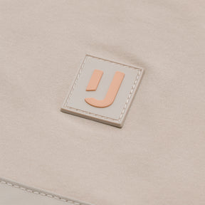 Nahaufnahme des Johnny Urban Logos auf der nachhaltigen Tote Bag 'Jessy' in beigem Stoff