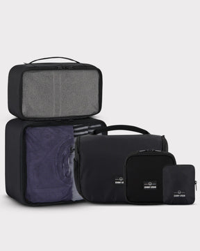 Johnny Urban Reise-Accessoire-Bündel mit zwei schwarzen Verpackungstaschen mit Netzfront und drei schwarzen Tragetaschen in verschiedenen Größen