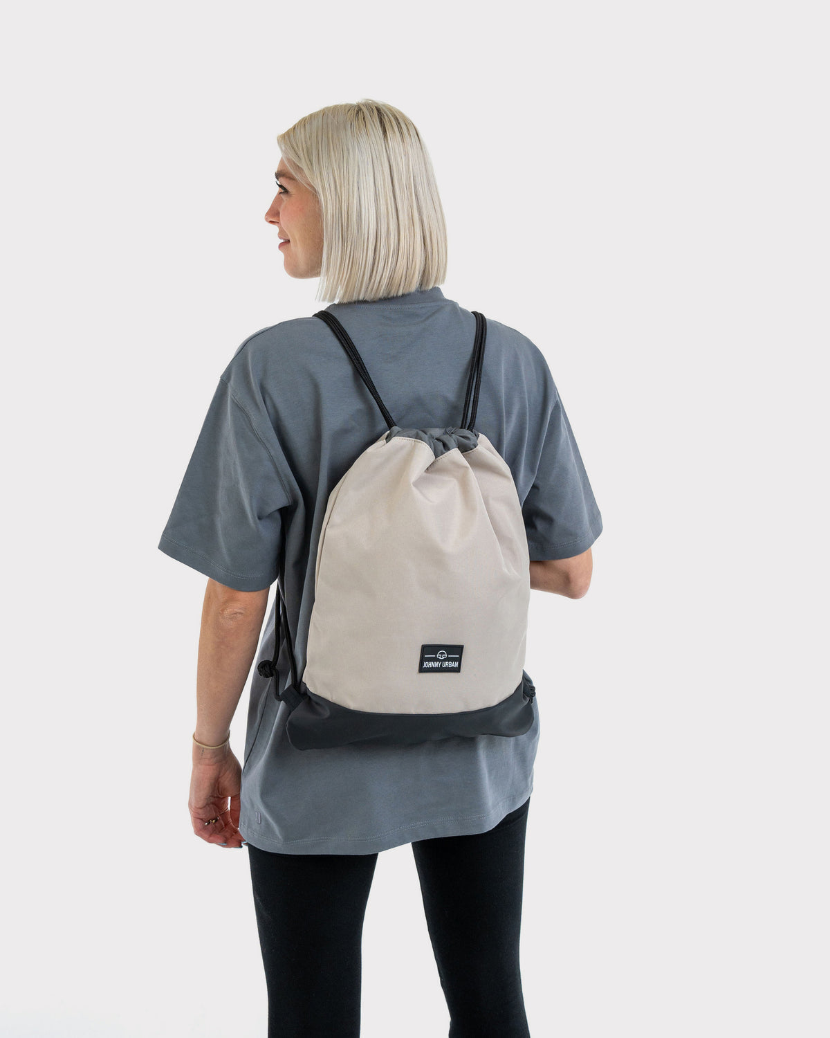 Frau von hinten mit hellgrauem Turnbeutel 'Blake' von Johnny Urban über grauem T-Shirt