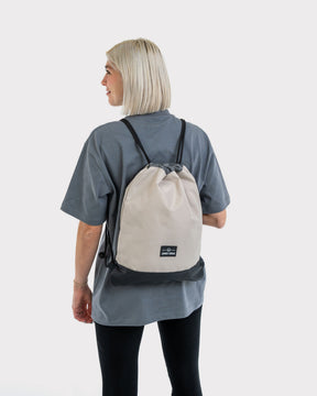 Frau von hinten mit hellgrauem Turnbeutel 'Blake' von Johnny Urban über grauem T-Shirt