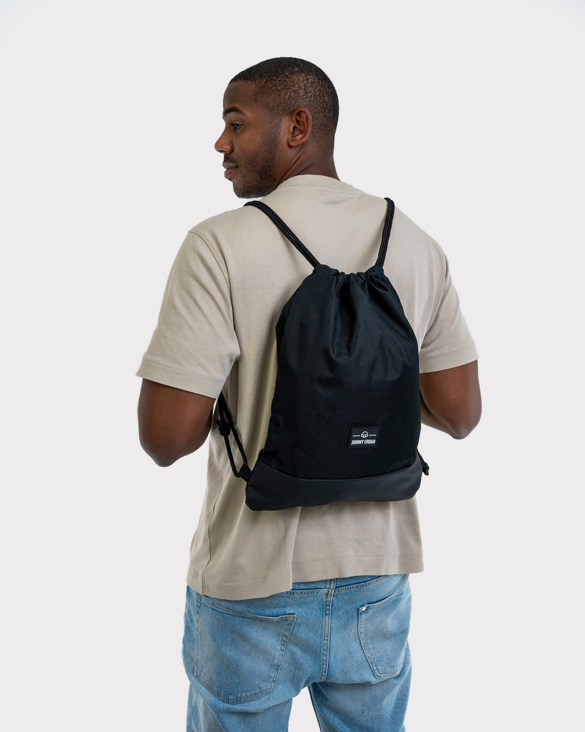 Mann trägt schwarzen Turnbeutel 'Blake' von Johnny Urban mit Zugbandverschluss