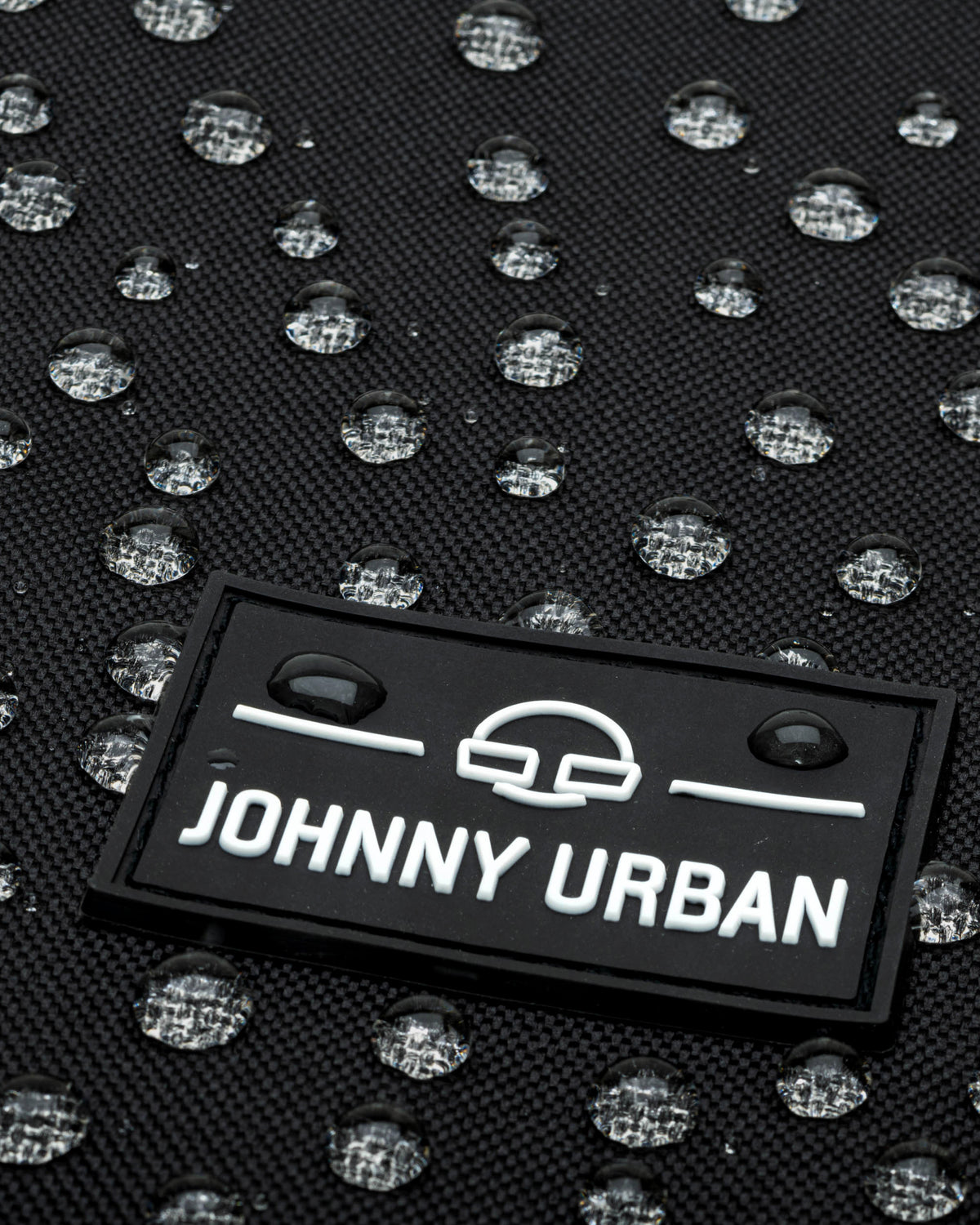Wasserabweisender schwarzer Turnbeutel 'Blake' von Johnny Urban mit Logo und Wassertropfen
