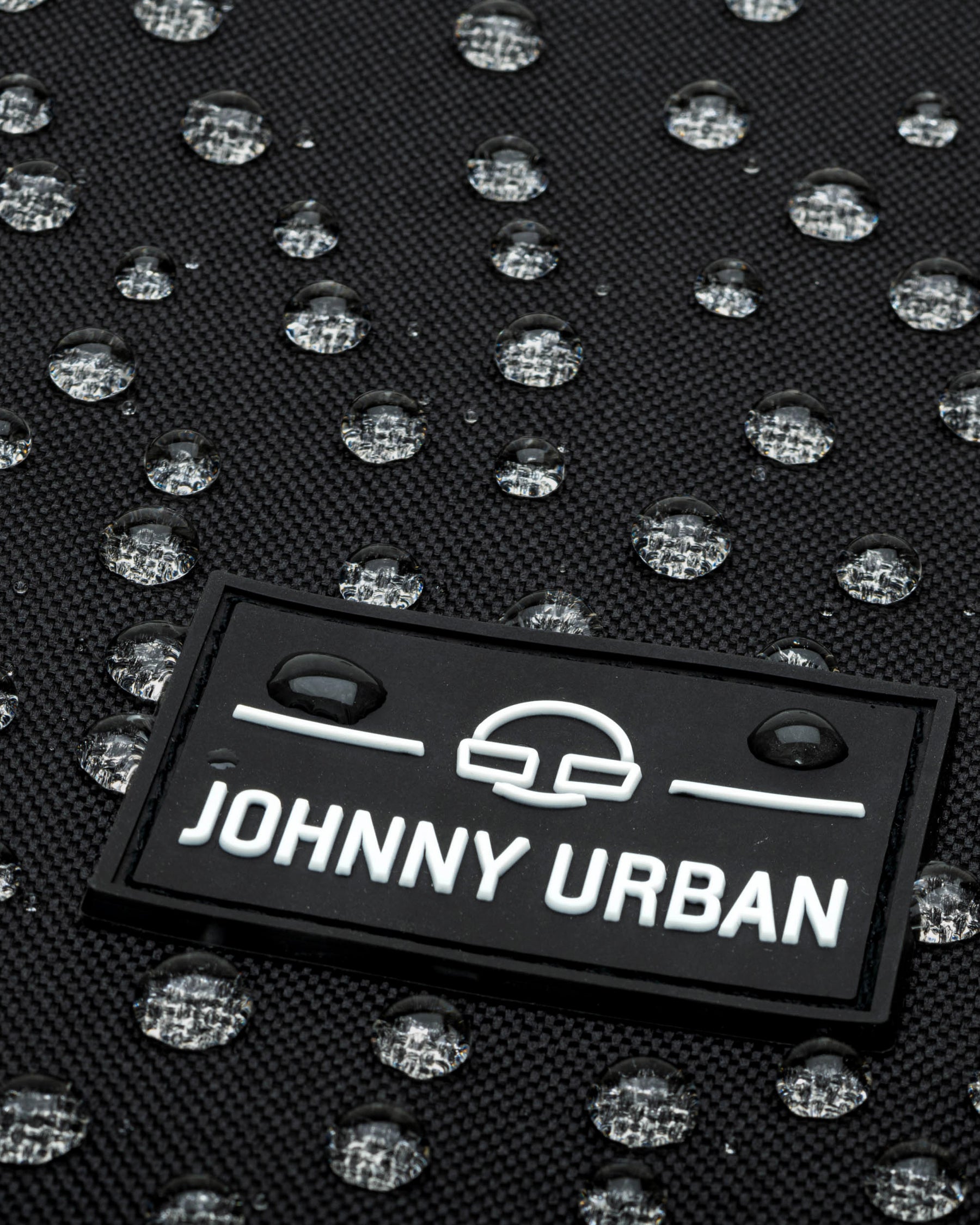 Wasserabweisender schwarzer Turnbeutel 'Blake' von Johnny Urban mit Logo und Wassertropfen