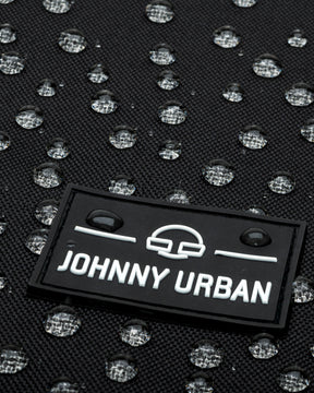 Wasserabweisender schwarzer Turnbeutel 'Blake' von Johnny Urban mit Logo und Wassertropfen