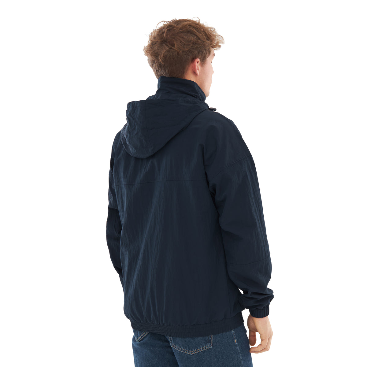 Mann trägt blaue Übergangsjacke 'Lennon' mit Kapuze, Rückenansicht