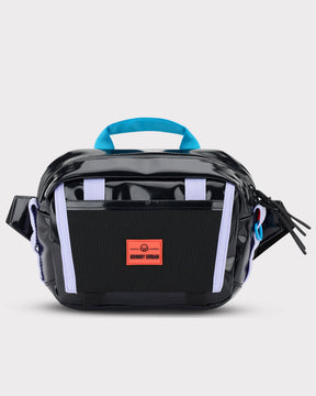 Schwarze wasserdichte Lenkertasche 'Nelson' von Johnny Urban mit lila Akzenten und blauem Tragegriff