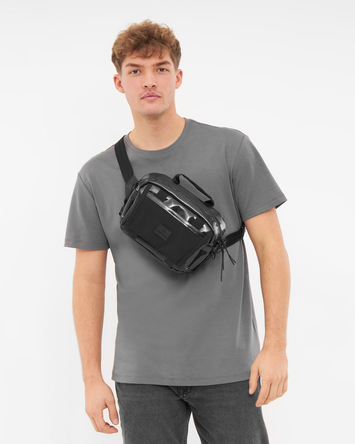 Mann trägt schwarze Lenkertasche 'Nelson' von Johnny Urban quer über die Brust