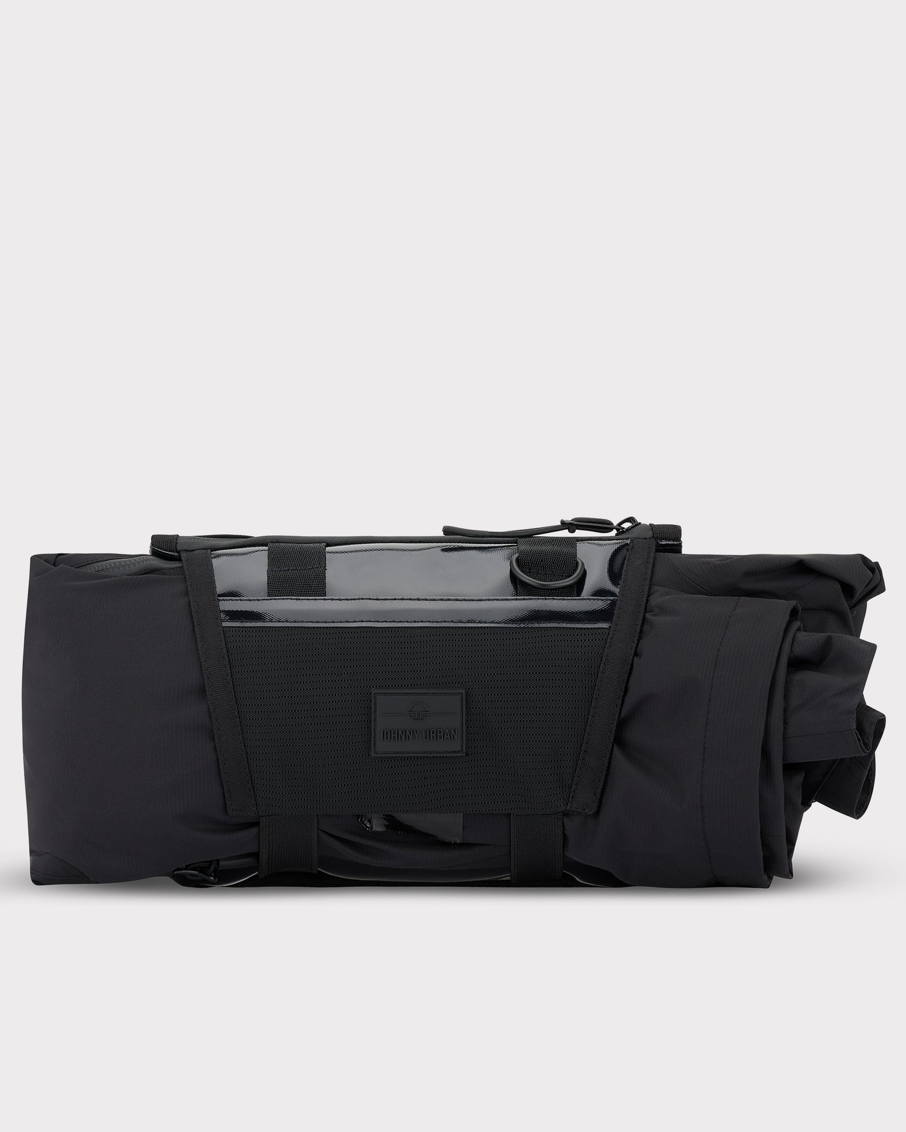 Schwarze Umhängetasche 'Avery' von Johnny Urban mit Netztasche und glänzendem Materialdetail