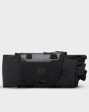Schwarze Umhängetasche 'Avery' von Johnny Urban mit Netztasche und glänzendem Materialdetail