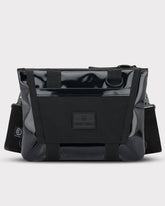 Schwarze Johnny Urban Umhängetasche 'Avery' aus glänzendem Material mit verstellbarem Gurt und Logo-Label vorne
