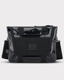Schwarze Johnny Urban Umhängetasche 'Avery' aus glänzendem Material mit verstellbarem Gurt und Logo-Label vorne