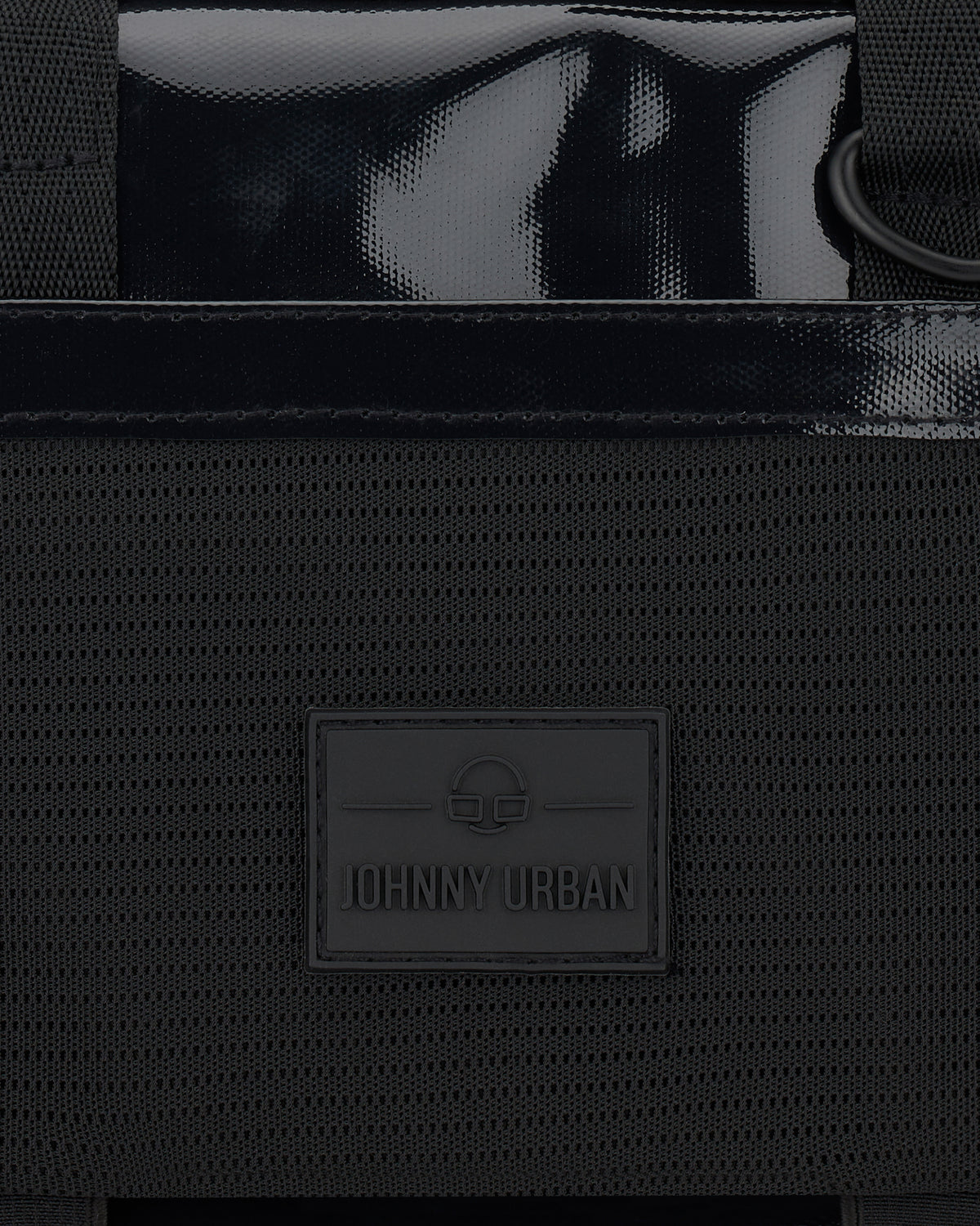 Detailansicht der schwarzen wasserabweisenden Umhängetasche "Avery" mit Johnny Urban Logo