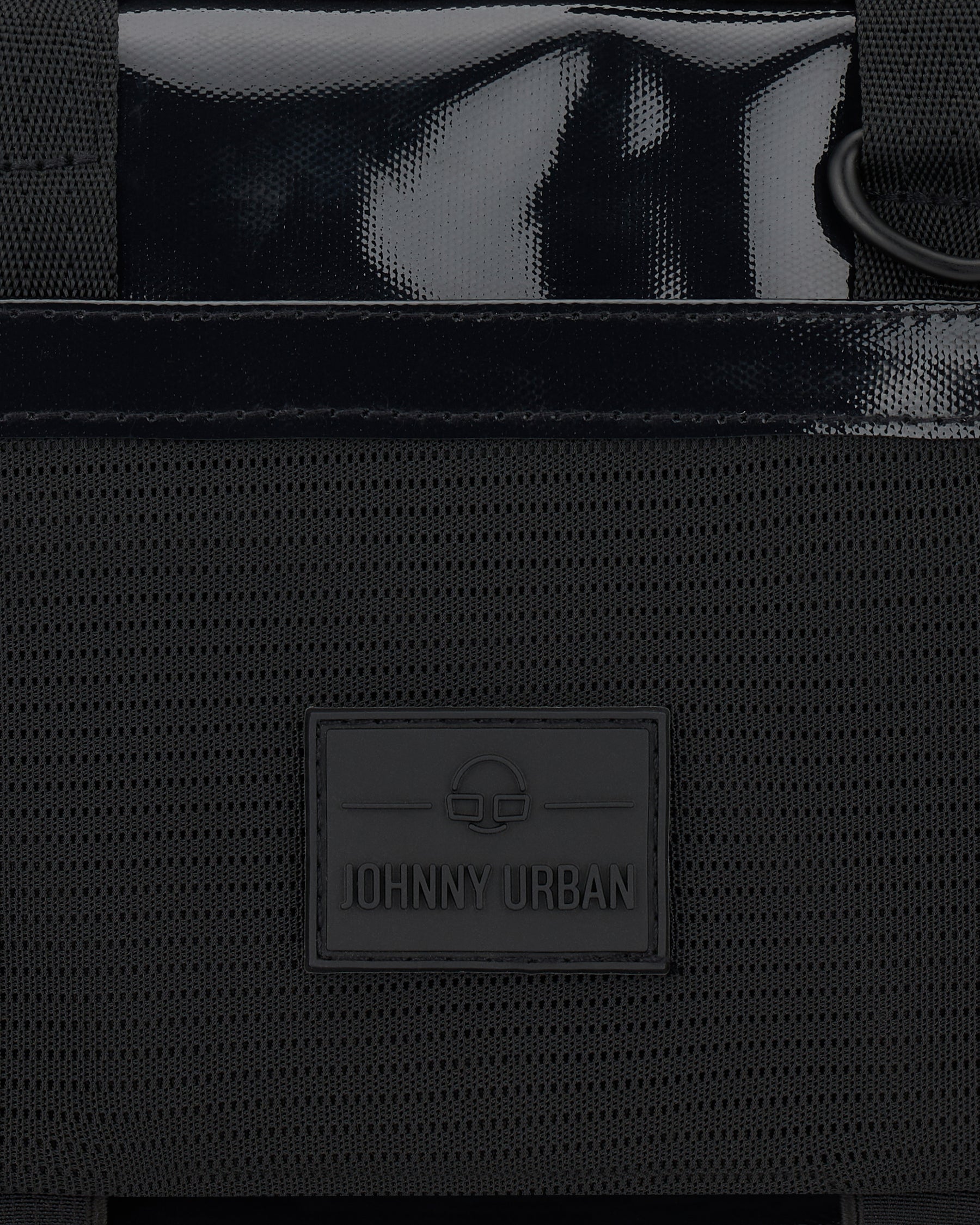 Detailansicht der schwarzen wasserabweisenden Umhängetasche "Avery" mit Johnny Urban Logo