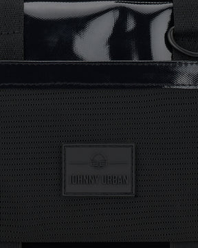 Detailansicht der schwarzen wasserabweisenden Umhängetasche "Avery" mit Johnny Urban Logo