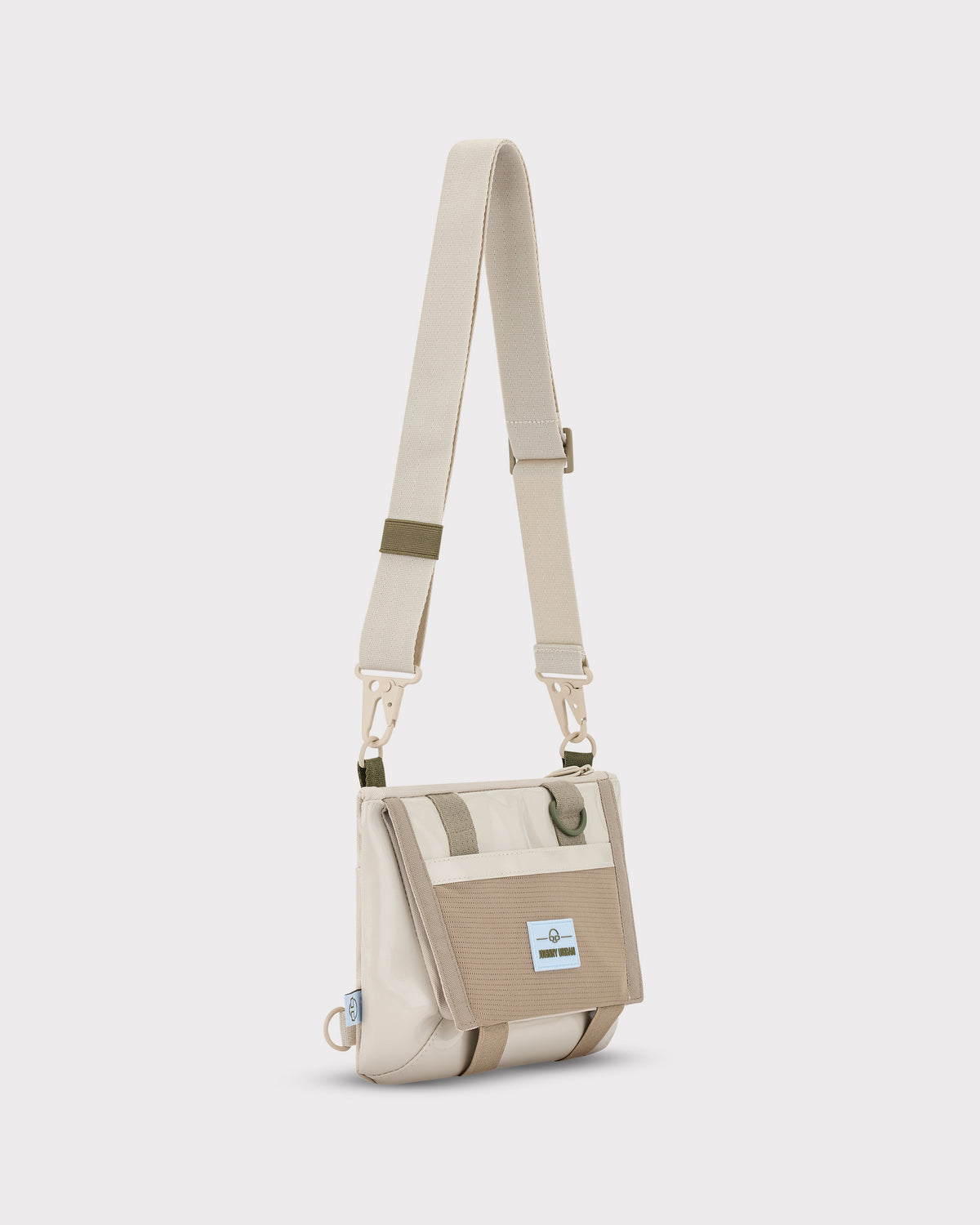 Umhängetasche 'Avery' von Johnny Urban in beige mit verstellbarem Schultergurt und Fronttasche