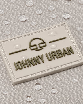 Nahaufnahme des wasserabweisenden beigefarbenen Stoffs mit 'Johnny Urban' Logo auf Umhängetasche Jayden