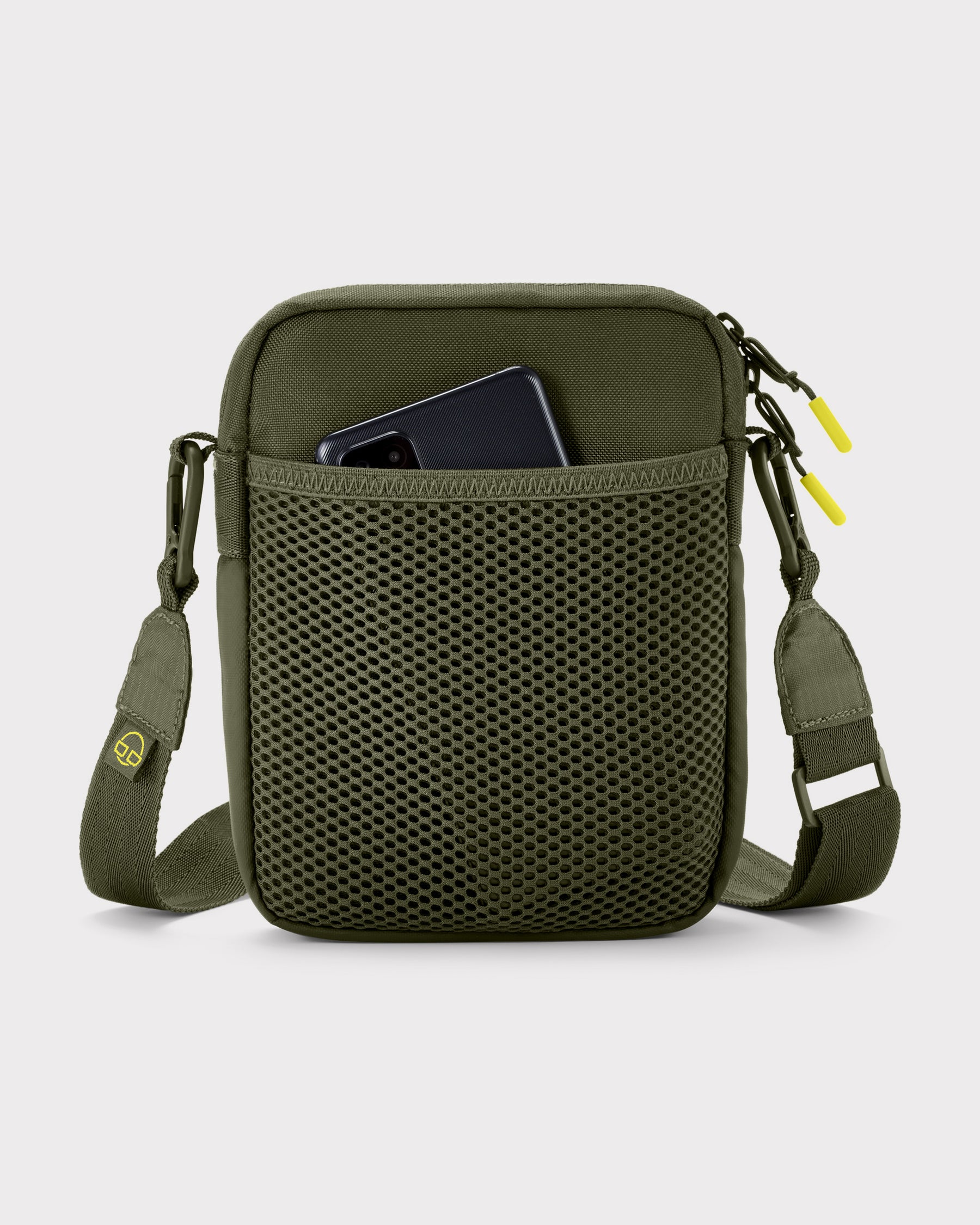 Kleine Umhängetasche 'Jayden' in Olivgrün mit Mesh-Vordertasche und einem Smartphone darin