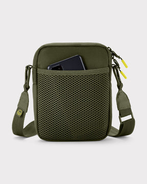 Kleine Umhängetasche 'Jayden' in Olivgrün mit Mesh-Vordertasche und einem Smartphone darin