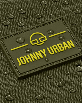 Nahaufnahme der wasserabweisenden Oberfläche und des gelben Johnny Urban Logos auf olivgrüner Umhängetasche 'Jayden'