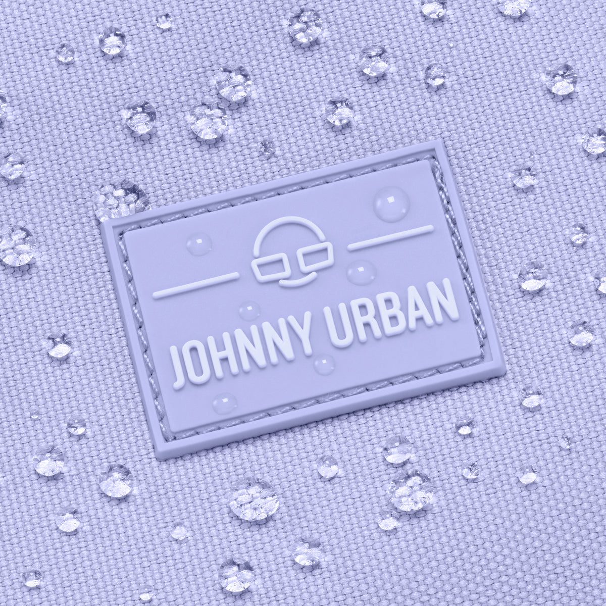Nahaufnahme der wasserabweisenden Umhängetasche 'Drew' von Johnny Urban in Flieder mit Wasserperlen