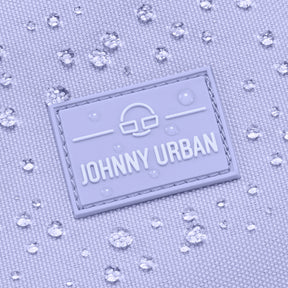 Nahaufnahme der wasserabweisenden Umhängetasche 'Drew' von Johnny Urban in Flieder mit Wasserperlen