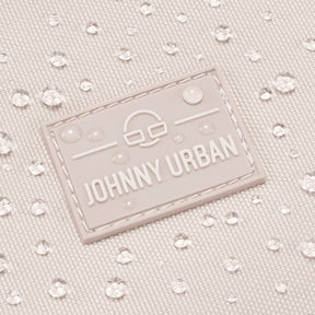 Wasserabweisendes Stoffmaterial der Umhängetasche 'Drew' in Sandfarbe mit JOHNNY URBAN Logo mit Wassertropfen darauf
