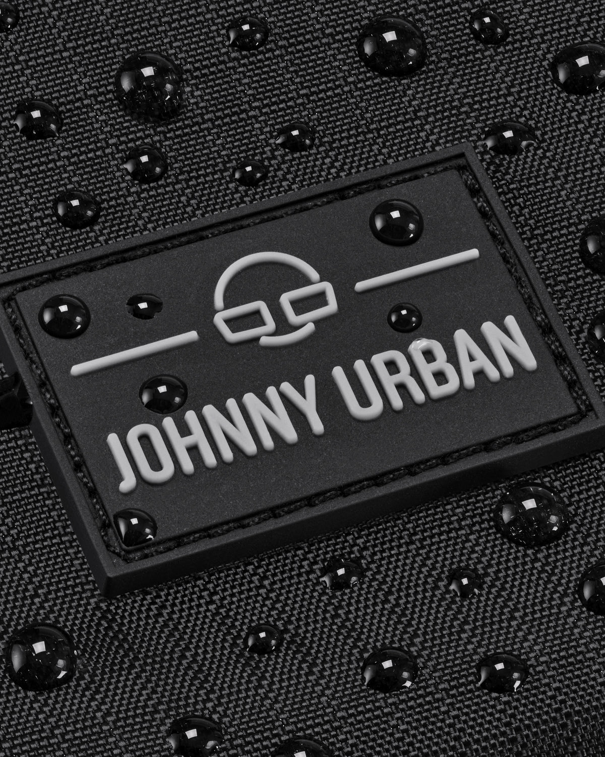 Schwarz gewebtes Material der Umhängetasche 'Jayden' mit Johnny Urban Logo und Wassertropfen