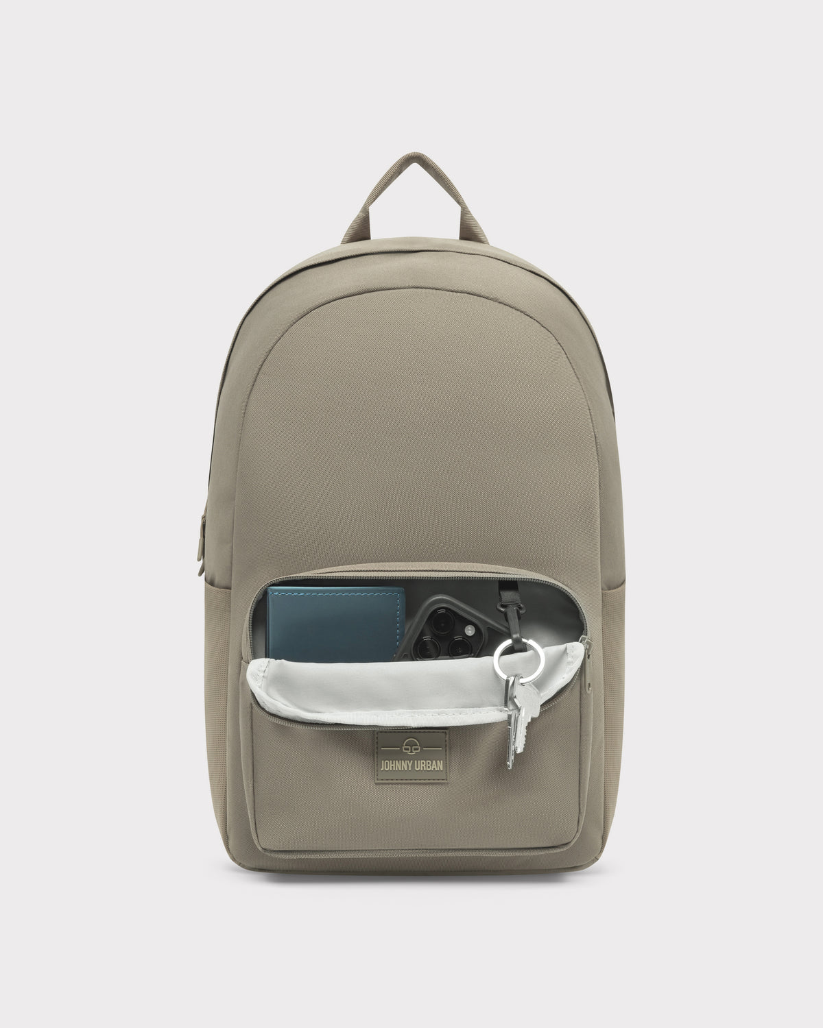 Rucksack 'Mo' von Johnny Urban in desert-grau, geöffnetes vorderes Fach mit Geldbörse, Smartphone und Schlüssel