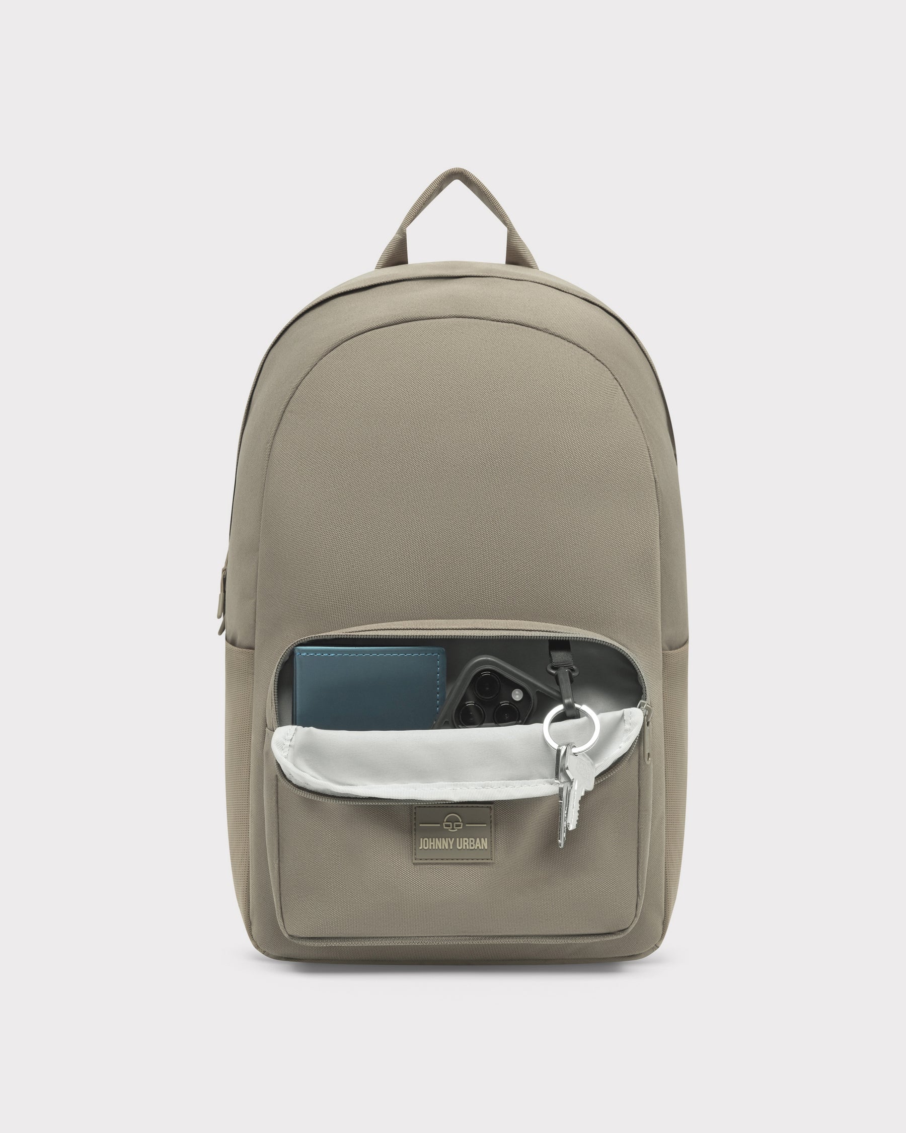 Rucksack 'Mo' von Johnny Urban in desert-grau, geöffnetes vorderes Fach mit Geldbörse, Smartphone und Schlüssel