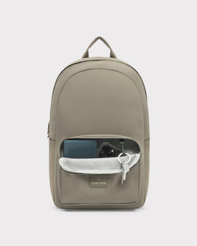 Rucksack 'Mo' von Johnny Urban in desert-grau, geöffnetes vorderes Fach mit Geldbörse, Smartphone und Schlüssel