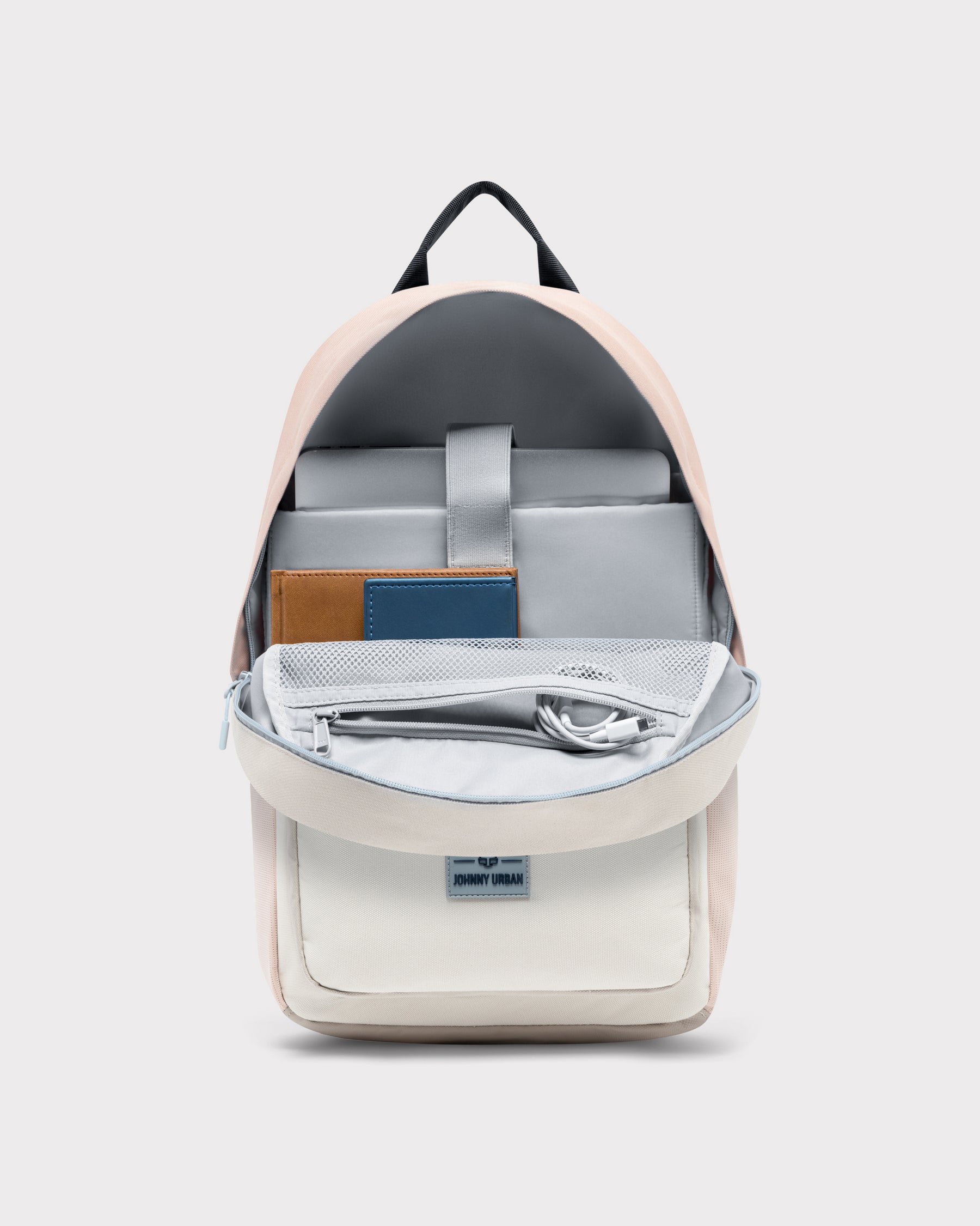 Johnny Urban Rucksack 'Mo' in Sand-Rose mit geöffnetem Hauptfach und Organizerfächern