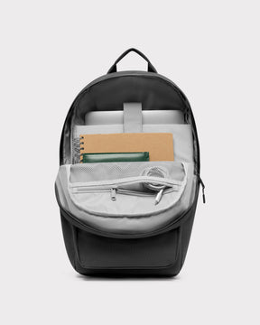 Schwarzer Rucksack 'Mo' von Johnny Urban mit Laptopfach, Notizbuch, grünem Portemonnaie und Kopfhörerkabel im Innenfach