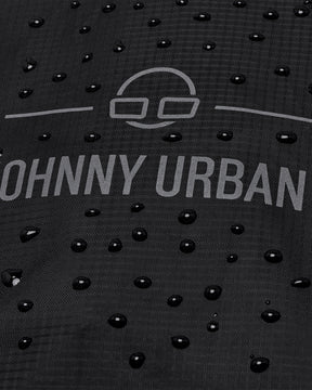 Wasserabweisende schwarze Regenschutzhülle 'Bo XL' von Johnny Urban mit Wassertropfen darauf