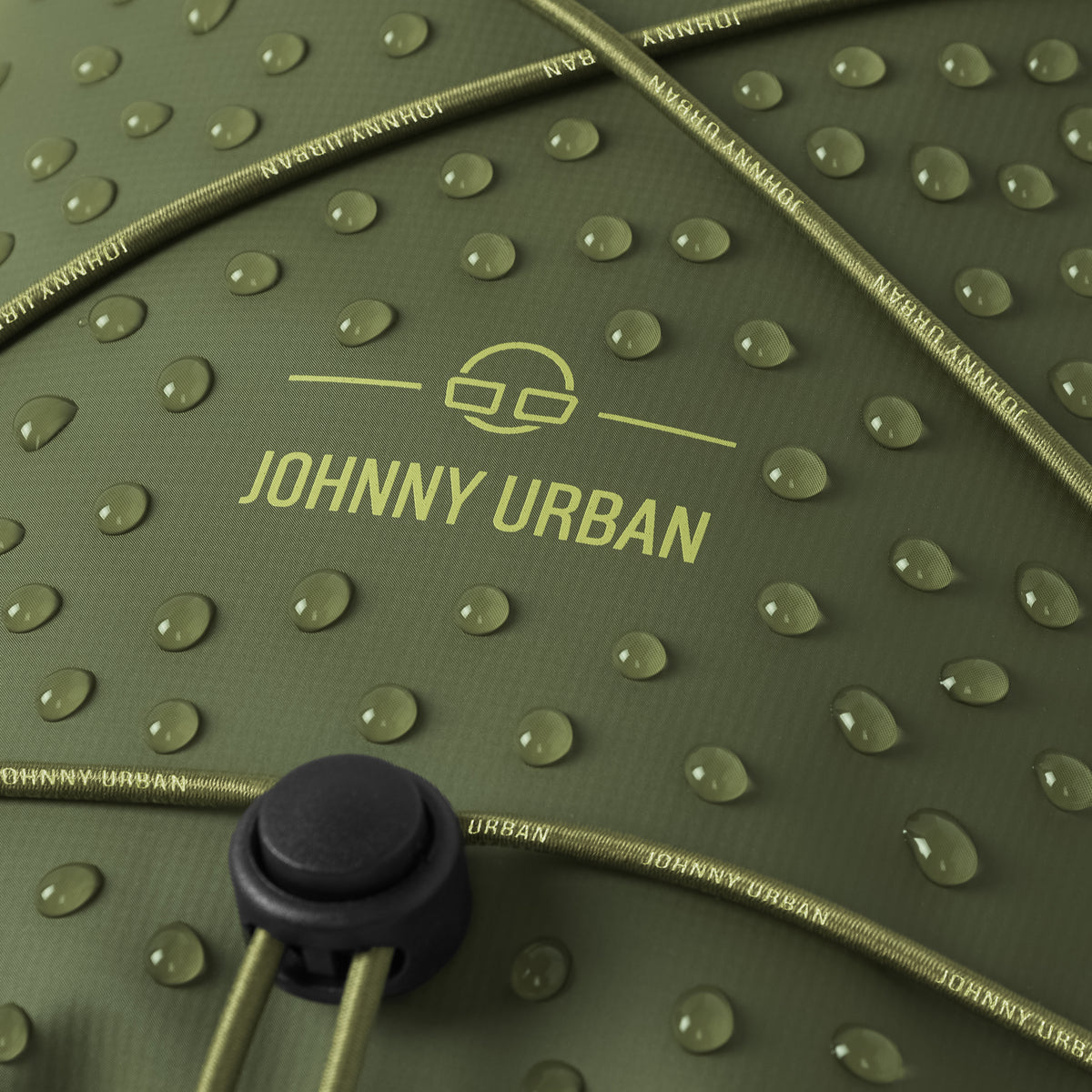 Olivegrüner wasserdichter Dry Bag 'Theo' von Johnny Urban mit Wasserperlen und verstellbarem Kordelverschluss
