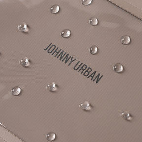 Nahtlose Oberfläche der wasserdichten Dry Bag 'Alfie' von Johnny Urban mit Wassertröpfchen