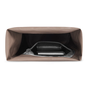 Geöffneter beiger Dry Bag 'Theo' mit einem Reißverschlussfach und einem Smartphone im Innenraum