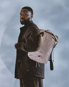 Frau und Mann tragen jeweils einen braunen Rolltop-Rucksack 'Myles' von Johnny Urban