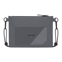 Wasserdichte Dry Bag 'Alfie' von Johnny Urban in Grau mit transparentem Fach und Reißverschluss