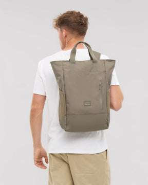 Mann von hinten mit Wickeltasche 'Blair' in Desert Grey, Trageträger und Griffe sichtbar
