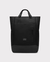 Schwarze Wickeltasche 'Blair' von Johnny Urban mit zwei Tragegriffen, Fronttasche mit Reißverschluss und Logo