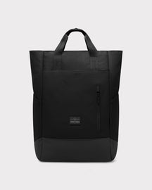 Schwarze Wickeltasche 'Blair' von Johnny Urban mit zwei Tragegriffen, Fronttasche mit Reißverschluss und Logo