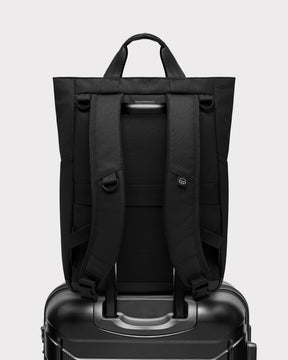 Wickeltasche 'Blair' als Rucksack auf schwarzem Hartschalenkoffer mit Ausziehaut am Griff