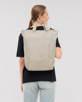 Frau trägt sandfarbene Wickeltasche 'Blair' von Johnny Urban im Rucksackstil