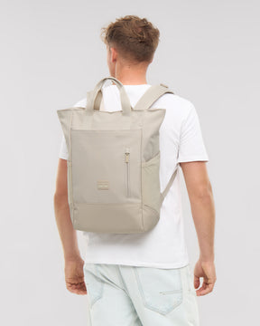 Mann trägt sandfarbene Wickeltasche 'Blair' als Rucksack, Rückansicht