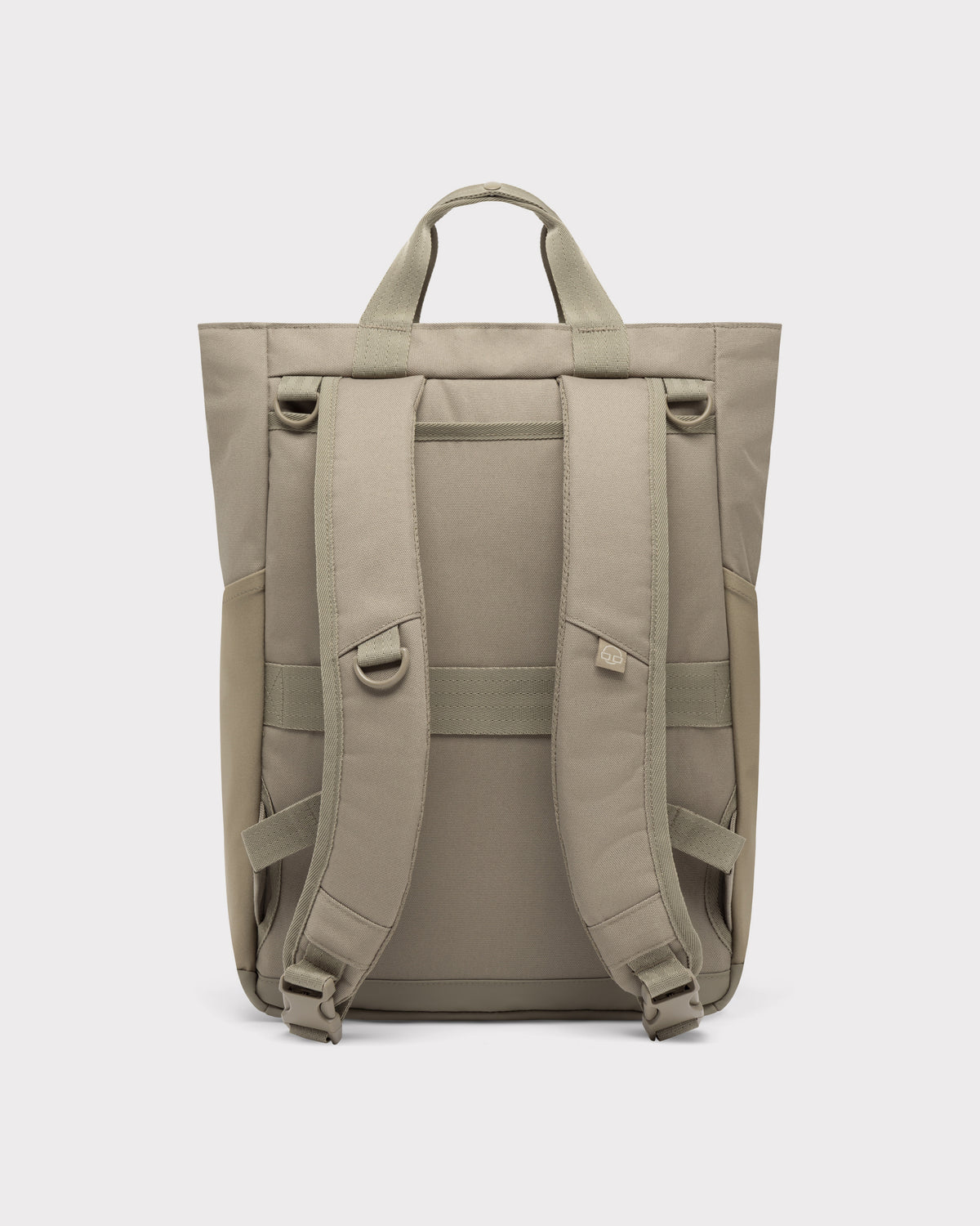 Rückseite der Wickeltasche 'Blair' in desert-grau mit gepolsterten, verstellbaren Schultergurten und Tragegriff