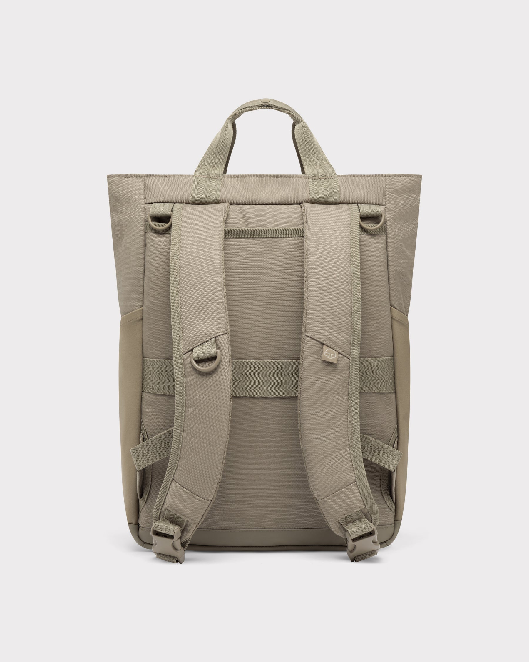 Rückseite der Wickeltasche 'Blair' in desert-grau mit gepolsterten, verstellbaren Schultergurten und Tragegriff