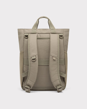 Rückseite der Wickeltasche 'Blair' in desert-grau mit gepolsterten, verstellbaren Schultergurten und Tragegriff