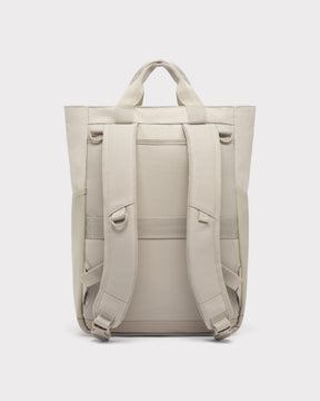 Rückseite der sandfarbenen Wickeltasche 'Blair' von Johnny Urban mit gepolsterten Schultergurten und Tragegriffen