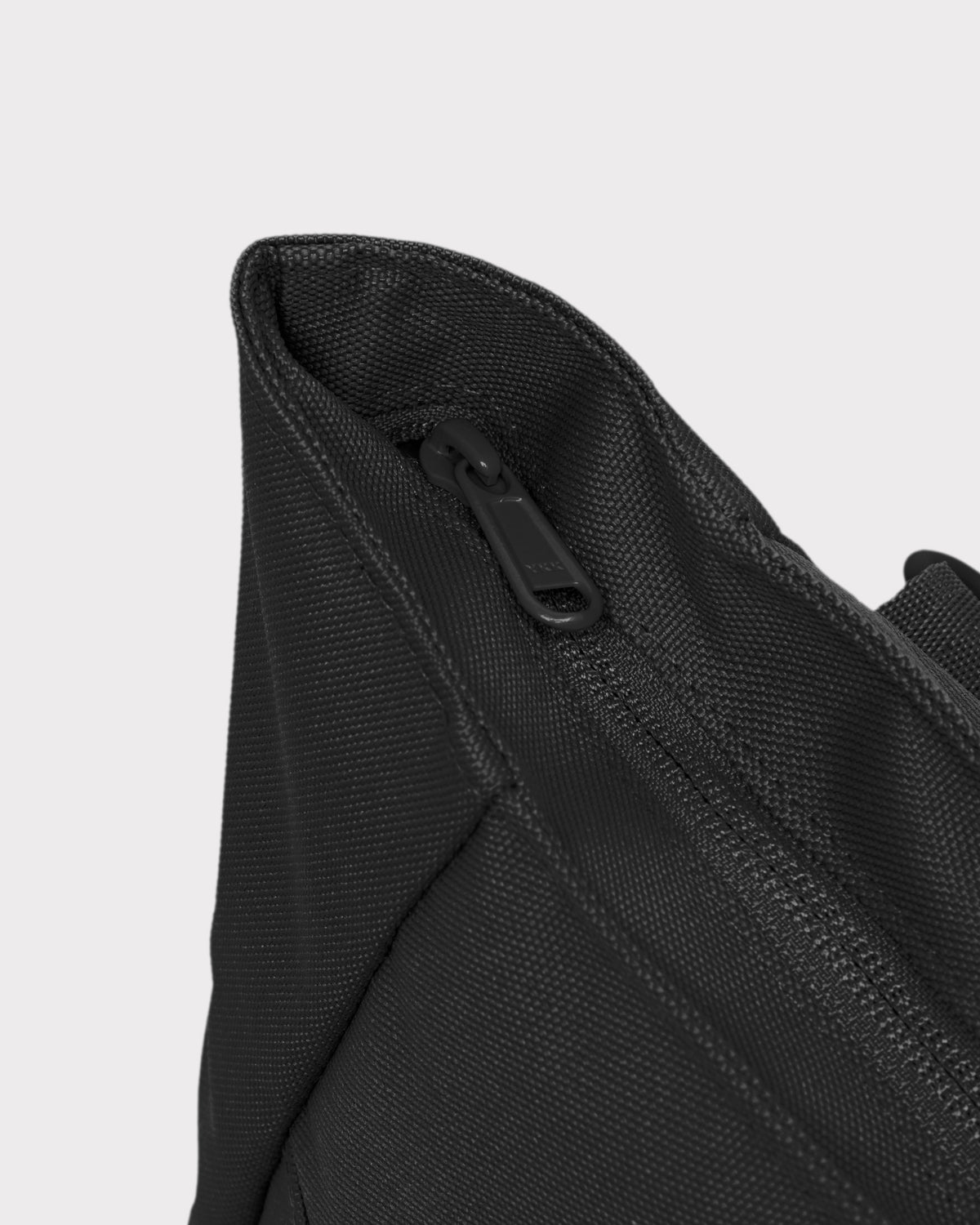 Schwarze Johnny Urban Wickeltasche 'Blair' aus robustem Stoff mit Reißverschluss am oberen Rand