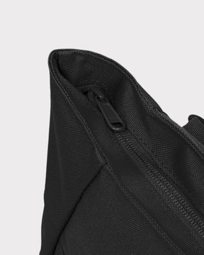 Schwarze Johnny Urban Wickeltasche 'Blair' aus robustem Stoff mit Reißverschluss am oberen Rand